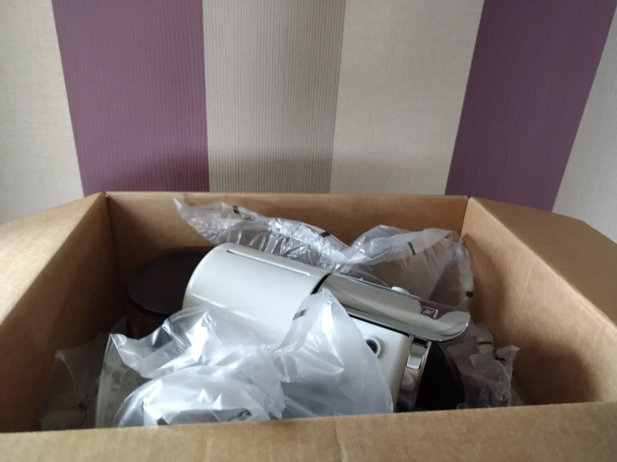 Nespresso CitiZ Coffee Machine €130 - Image 4