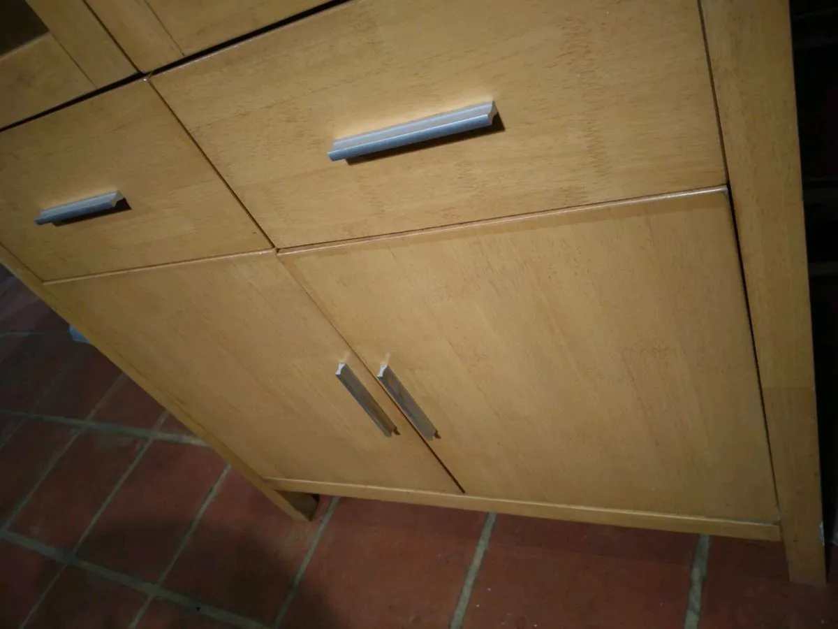 Beautiful Cabinet,solid timber with glass front an - Image 4