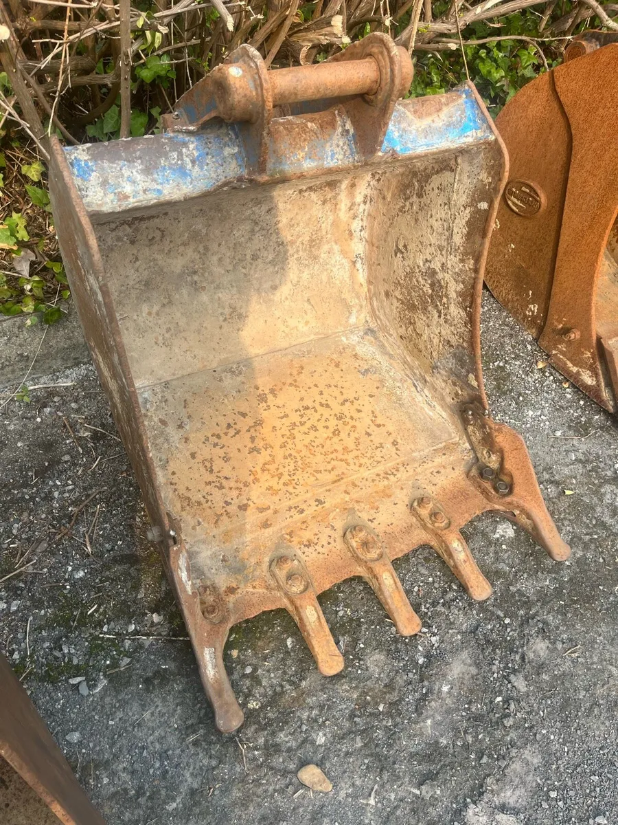 30” jcb bucket 45mm pin - Image 1