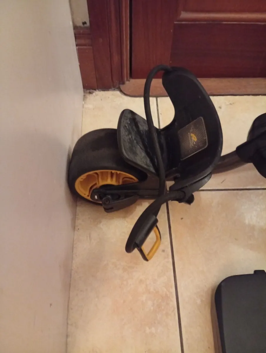 Electric Golf Trolley PowaKaddy FW7s. immaculate - Image 2