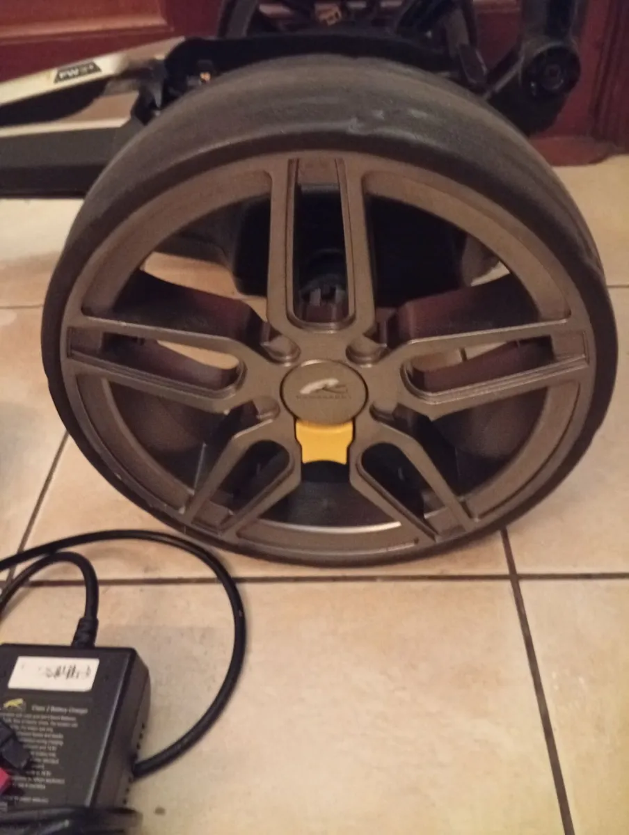 Electric Golf Trolley PowaKaddy FW7s. immaculate - Image 4