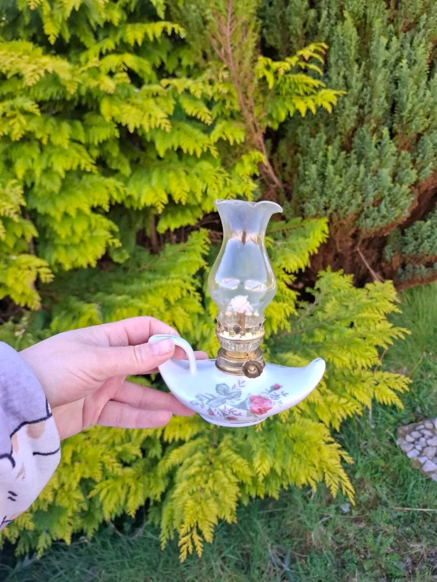 Working small porcelain oil lamp postage possible