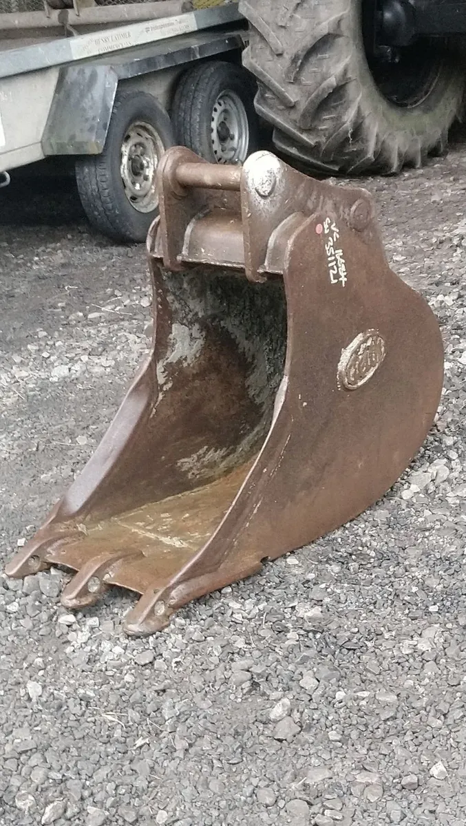 8 TON HITACHI ZAXIS DIGGER BUCKET 50mm pins - Image 1