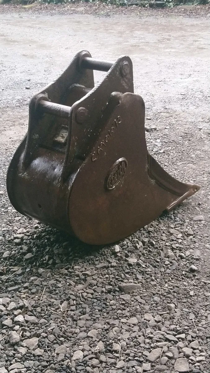 8 TON HITACHI ZAXIS DIGGER BUCKET 50mm pins - Image 2