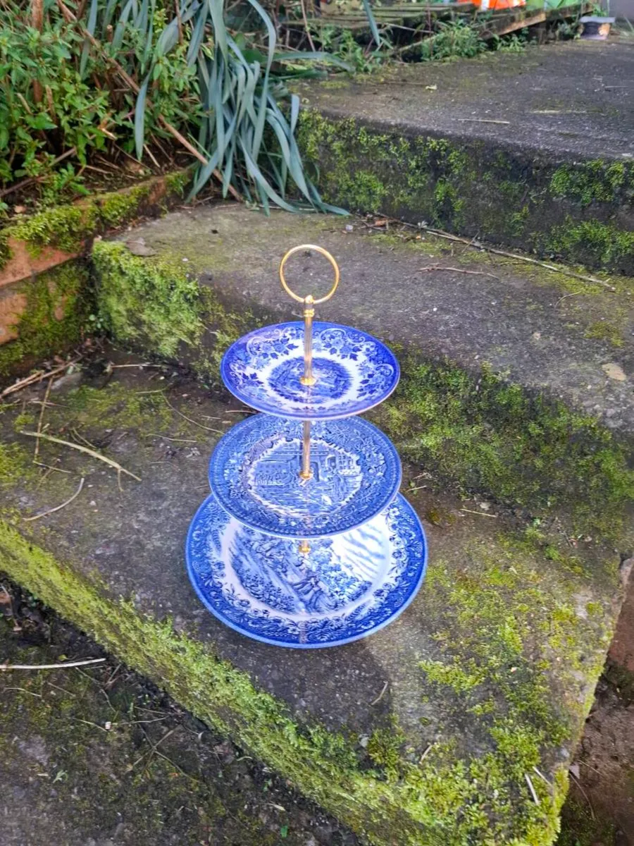 Blue Cake stand postage possible