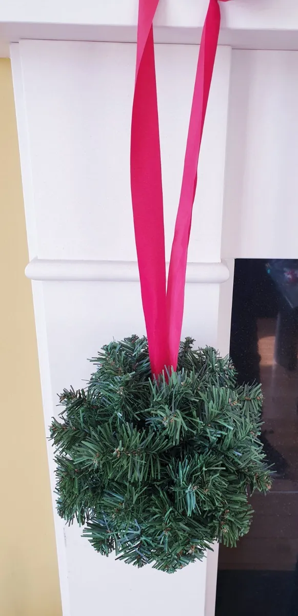 12 kissing balls - Image 2