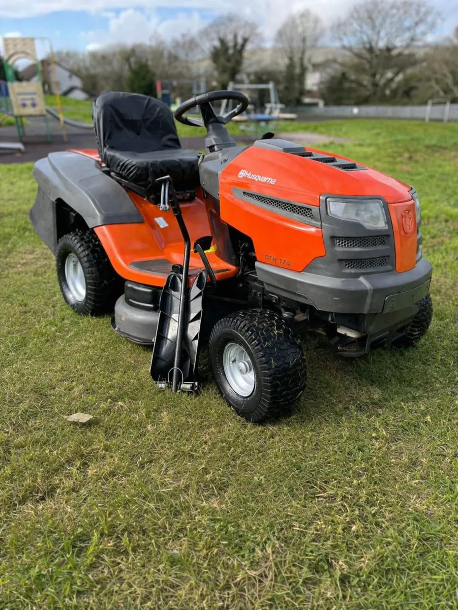 Husquvarna petrol ride on lawnmower - Image 2