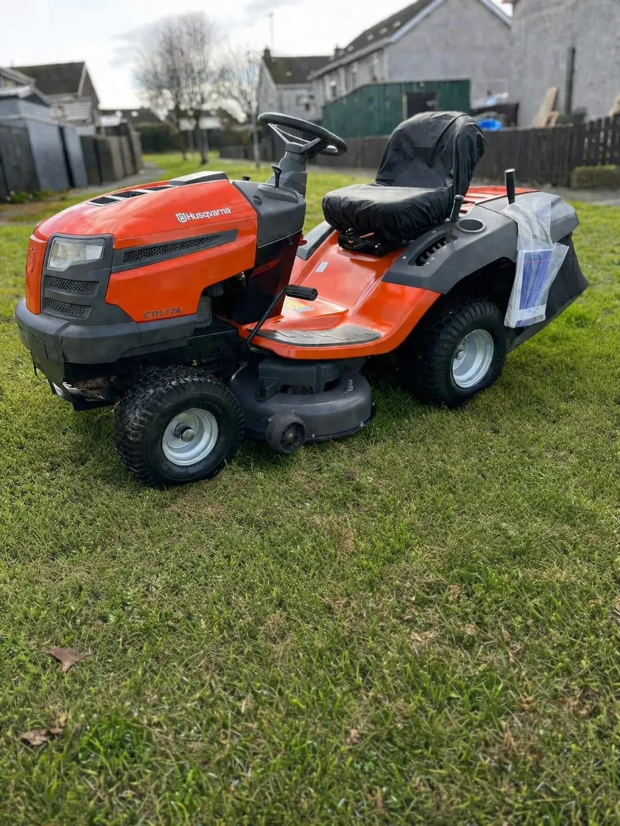 Husquvarna petrol ride on lawnmower - Image 3