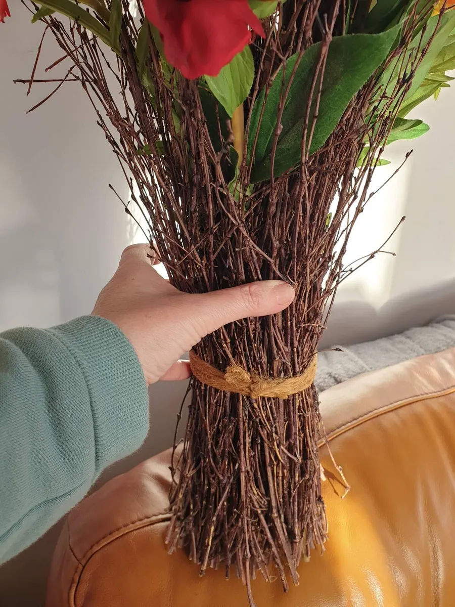 Red twig flowers - Image 3