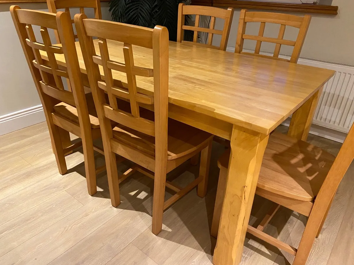Table and chairs - Image 1