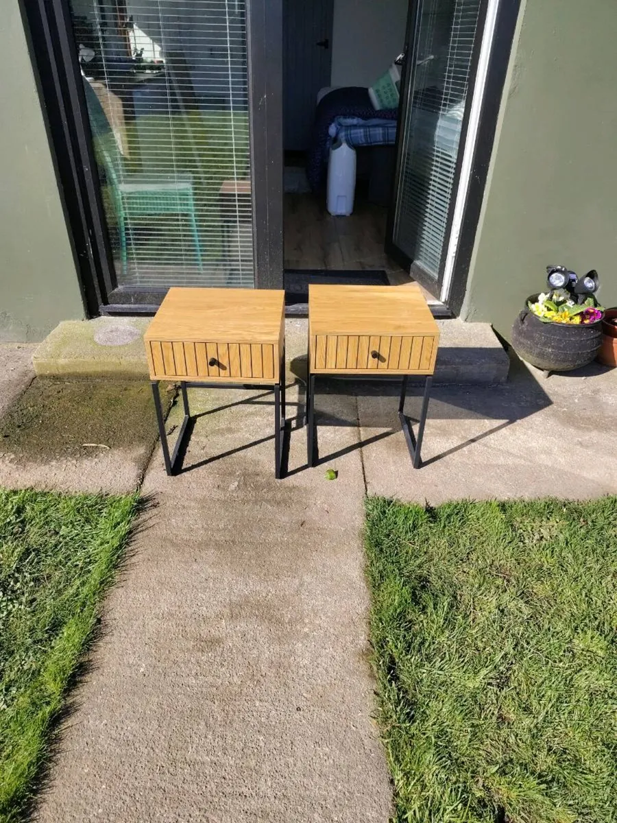 Pair of bedside tables and framed mirror - Image 1