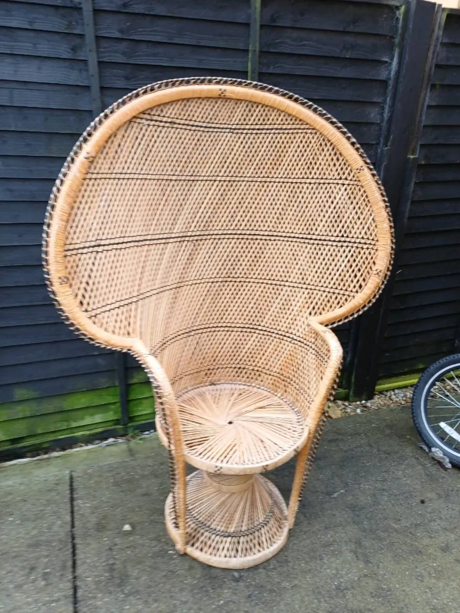 Collection 1970s Peacock Throne Wicker Chairs - Image 1