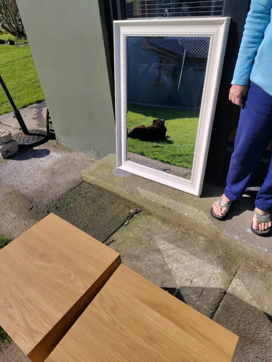Pair of bedside tables and framed mirror - Image 3