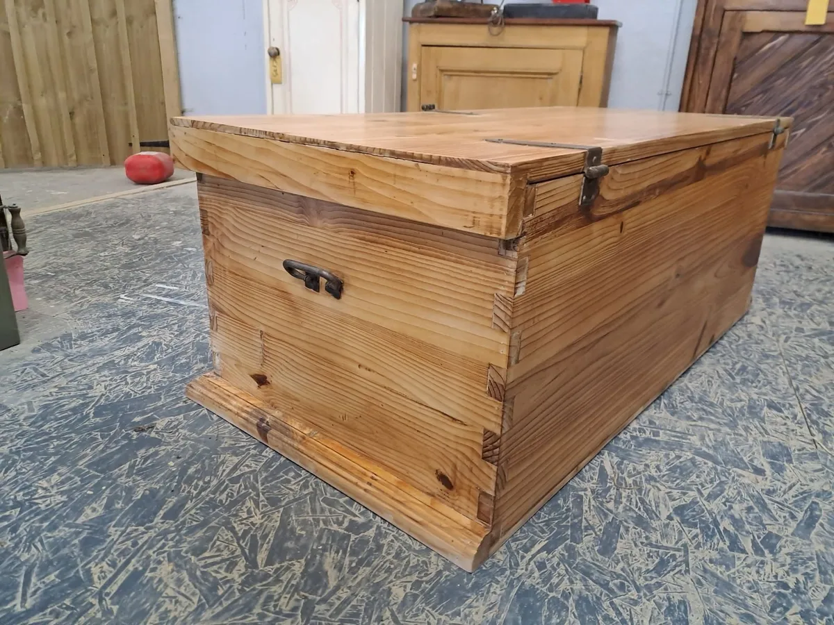 Large rustic pine storage trunk - Image 4