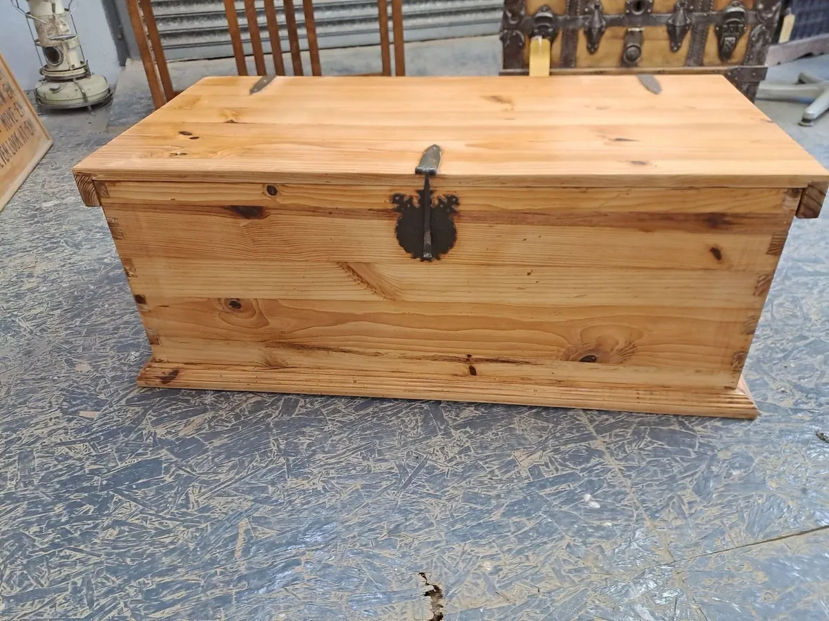 Large rustic pine storage trunk - Image 3