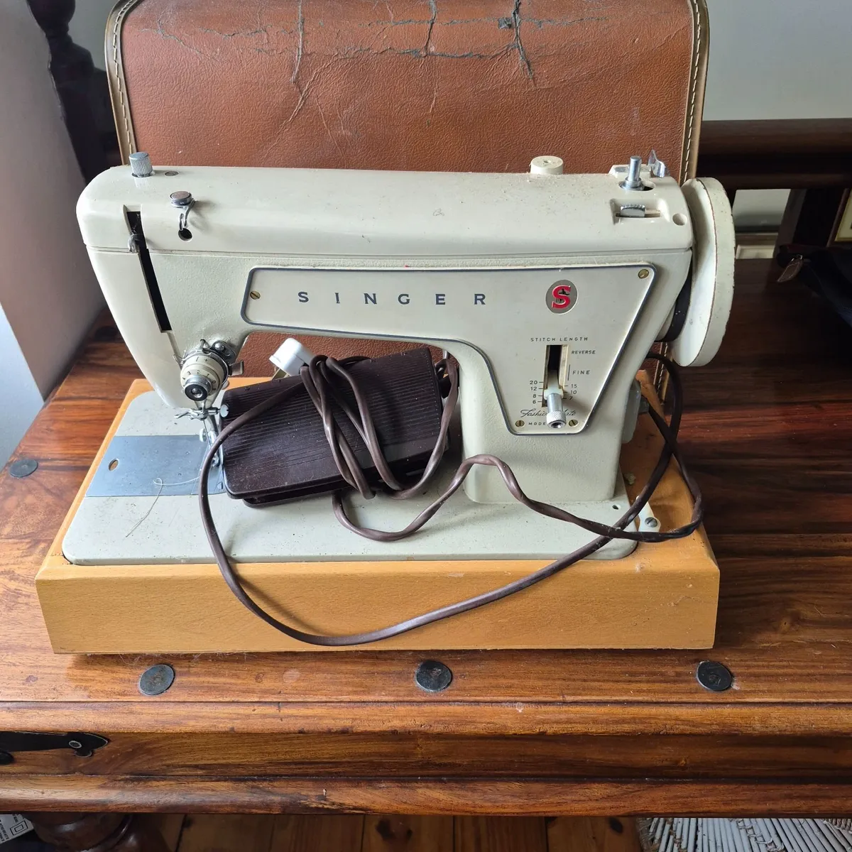 Vintage Singer Model 239 Red S Sewing Machine - Image 1