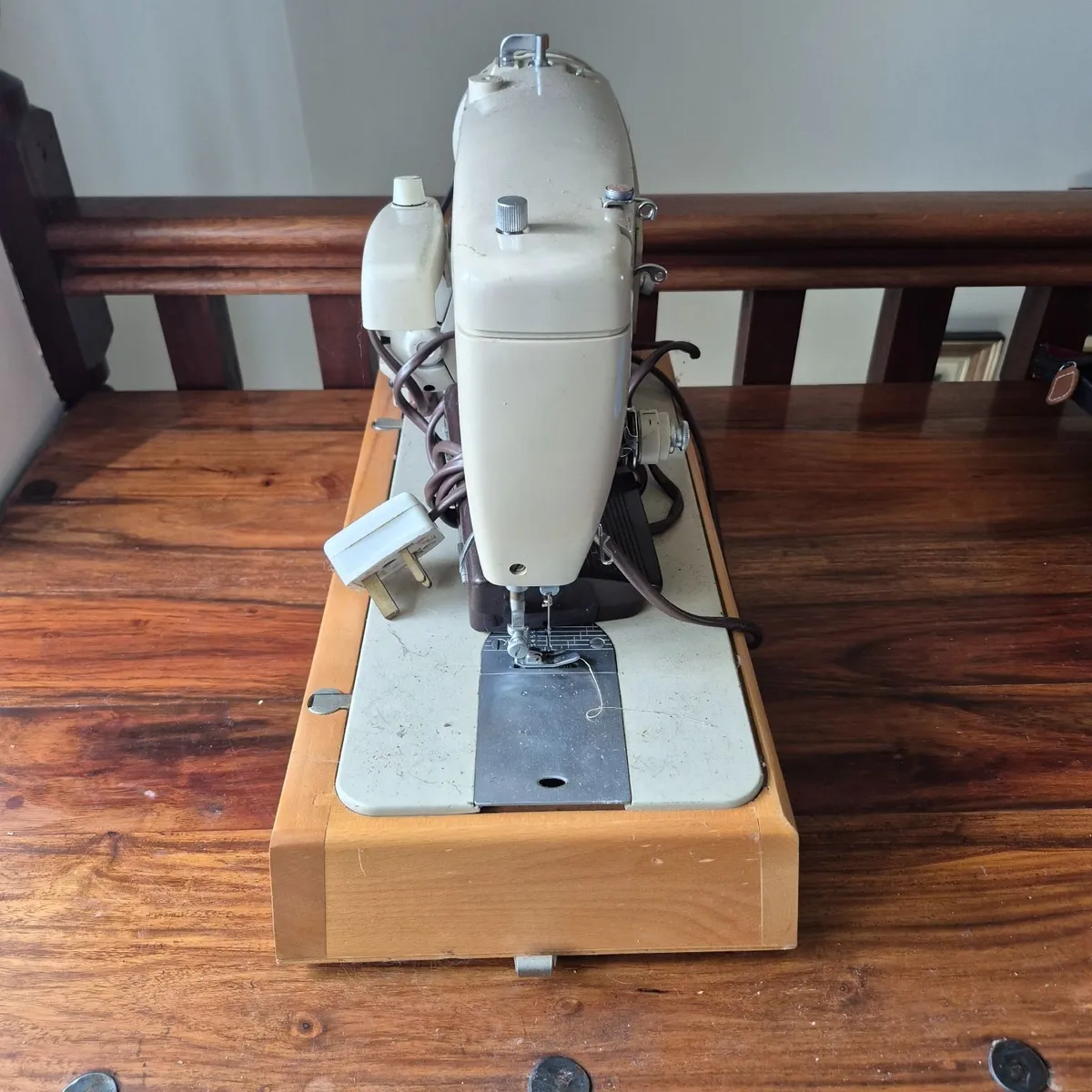 Vintage Singer Model 239 Red S Sewing Machine - Image 2