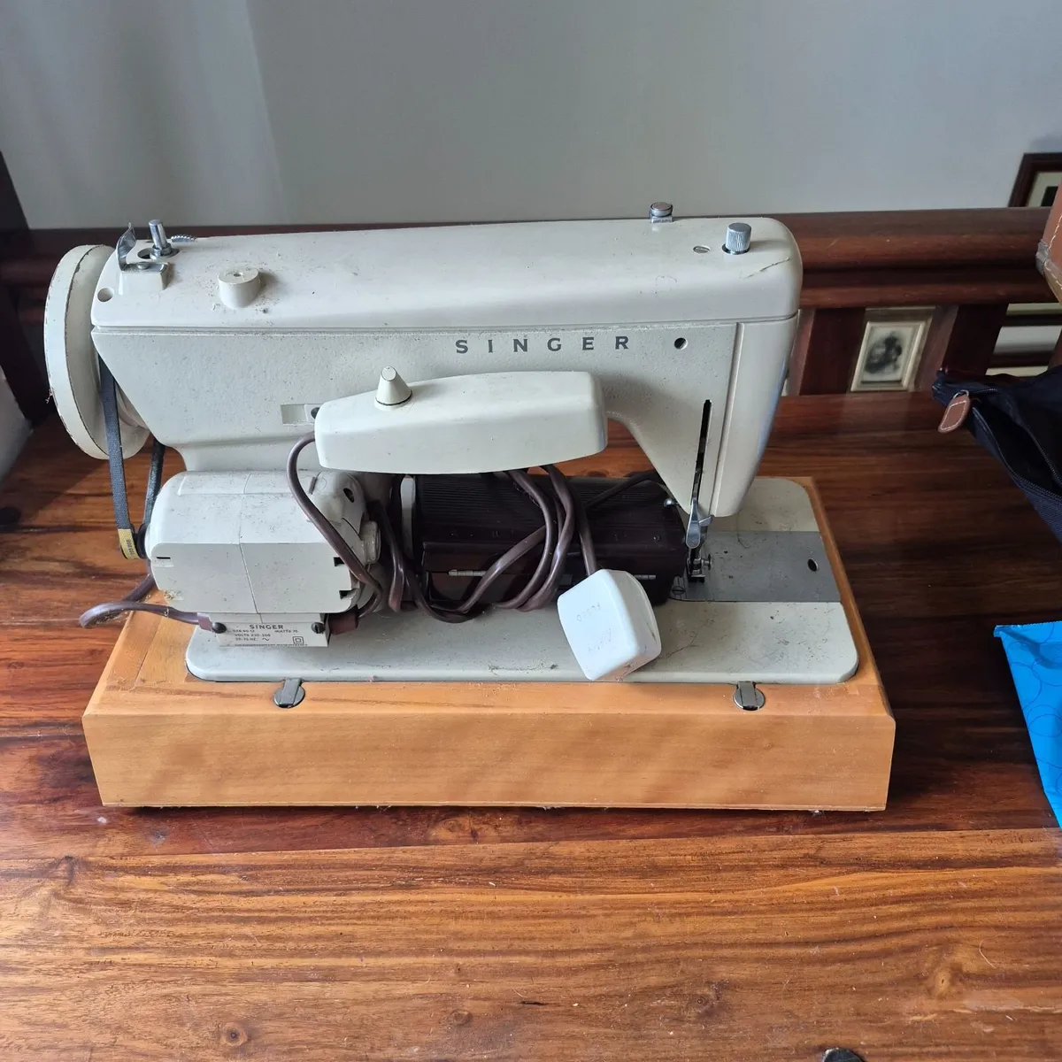 Vintage Singer Model 239 Red S Sewing Machine - Image 3