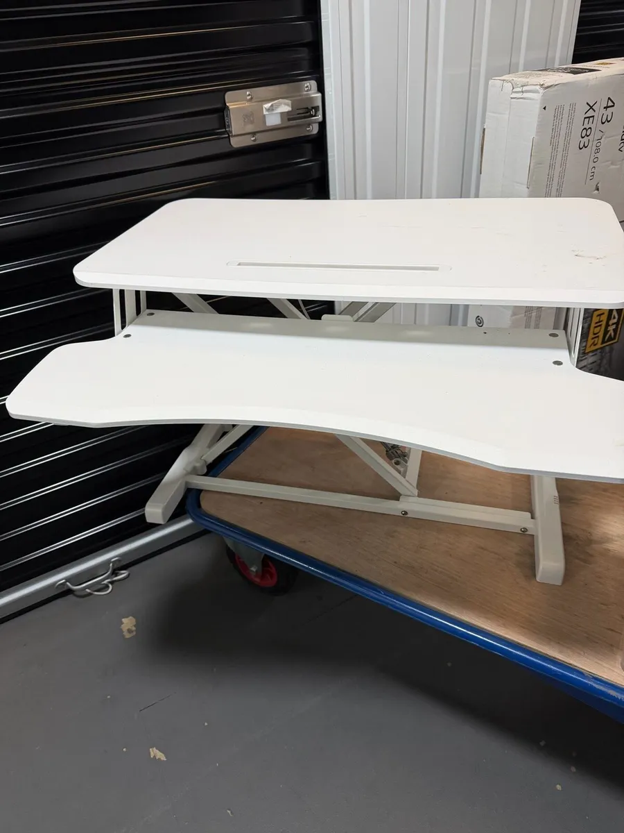 White sit sand desk €40 - Image 1