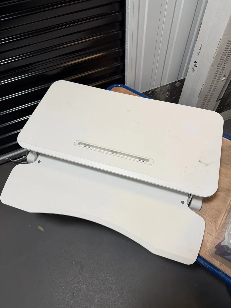 White sit sand desk €40 - Image 2