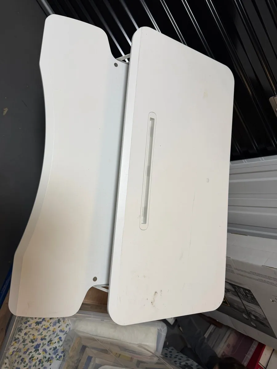 White sit sand desk €40 - Image 3