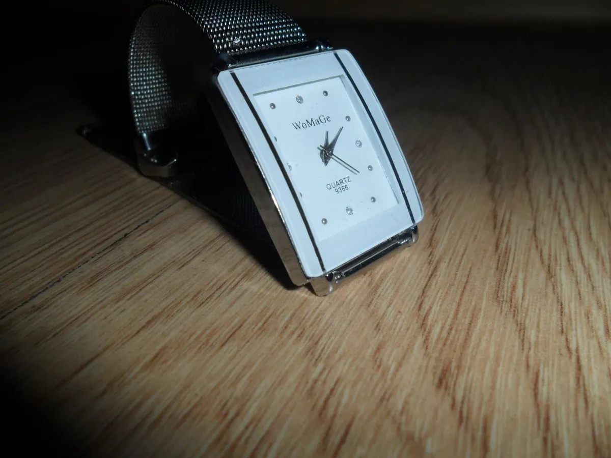 womage quartz watch - Image 1
