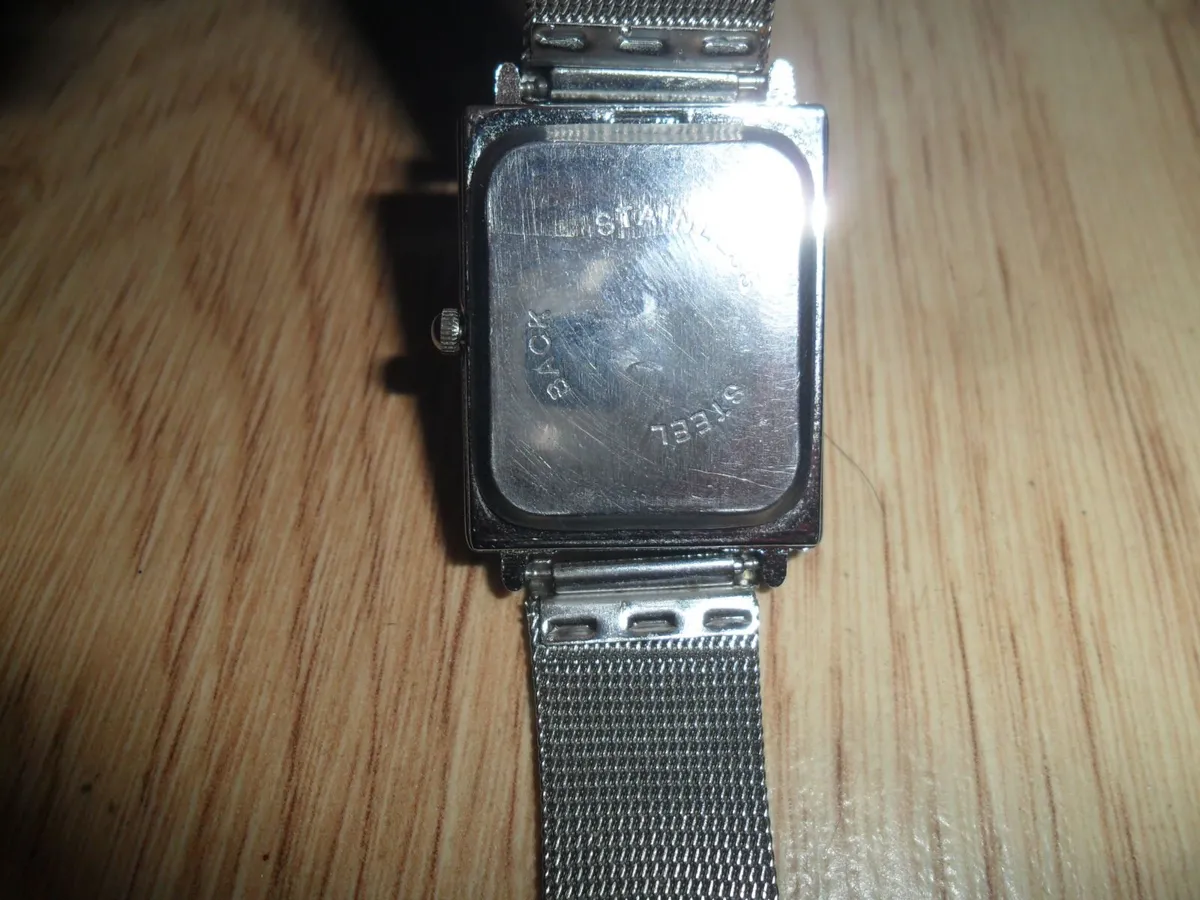 womage quartz watch - Image 4