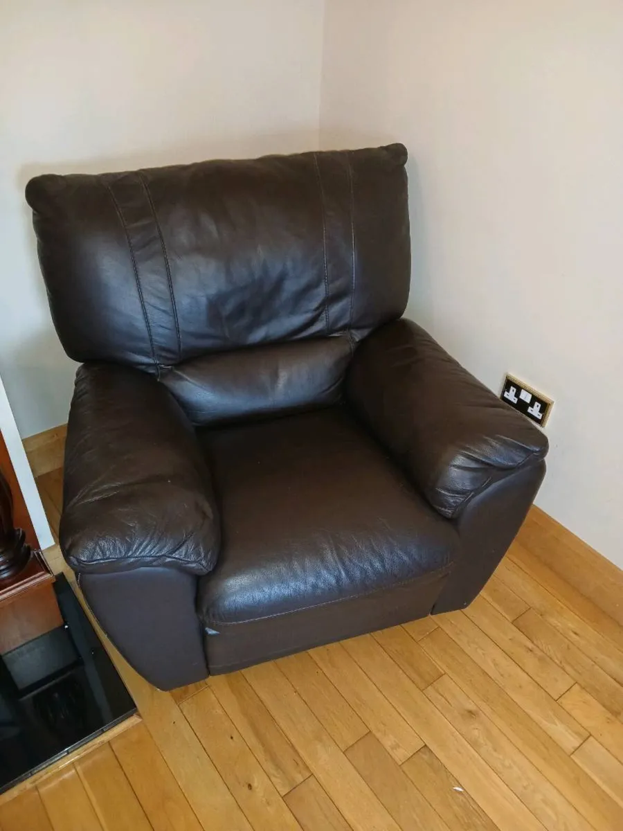 3 piece brown leather suite 1 recliner - Image 1