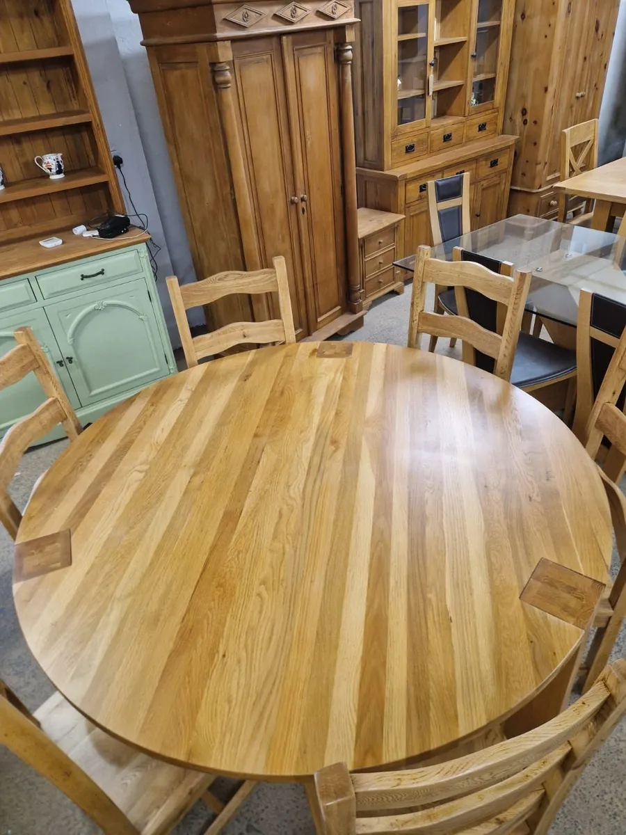Solid light oak table, 6 oak chairs - Image 4