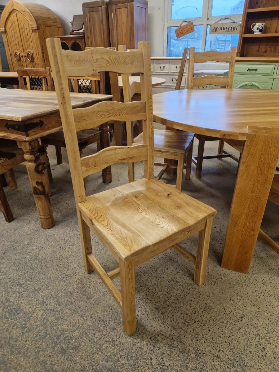 Solid light oak table, 6 oak chairs - Image 3