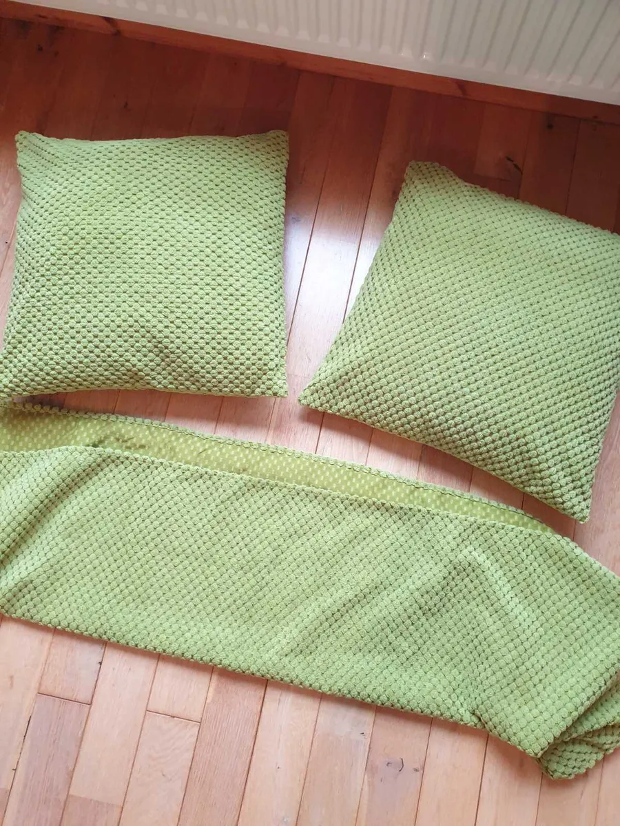 Two green cushions and throw - Image 1