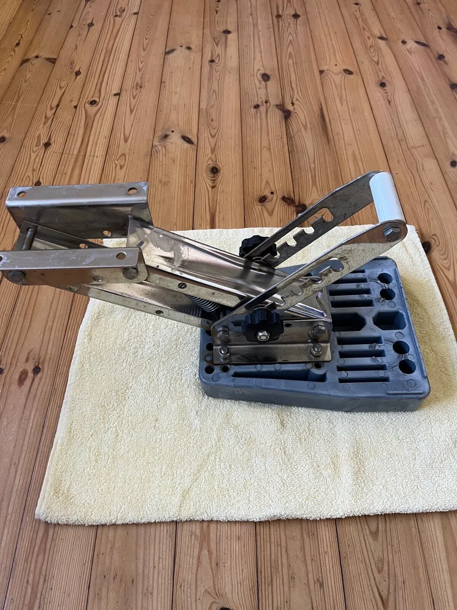 Outboard engine bracket for boat - Image 1