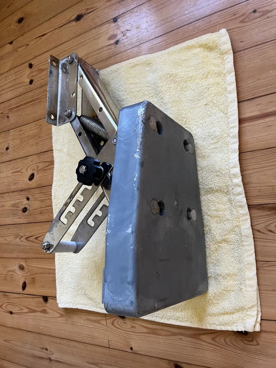 Outboard engine bracket for boat - Image 2