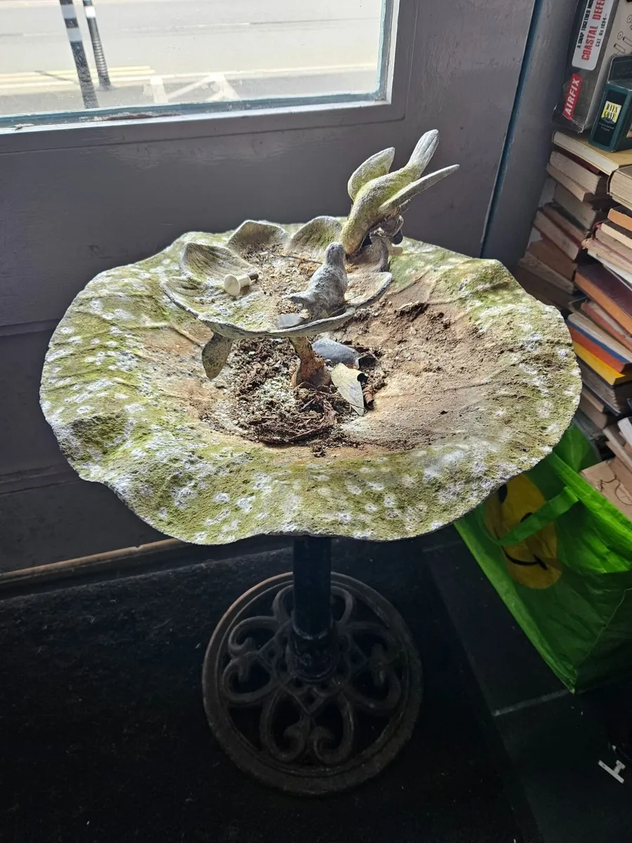 Vintage Bird Bath - Image 2