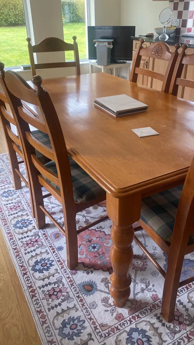 Kitchen table and chairs - Image 1