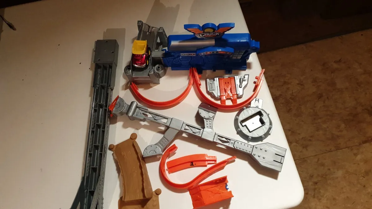 Chuck and friends toy and cars - Image 3