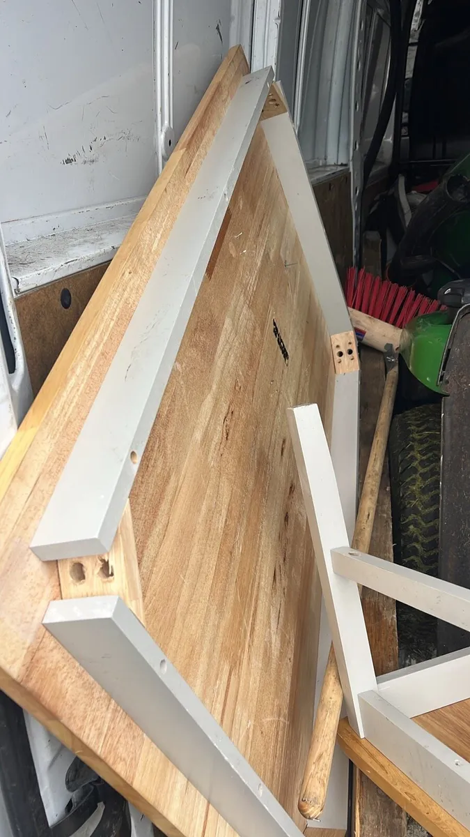 Kitchen table and chairs - Image 1