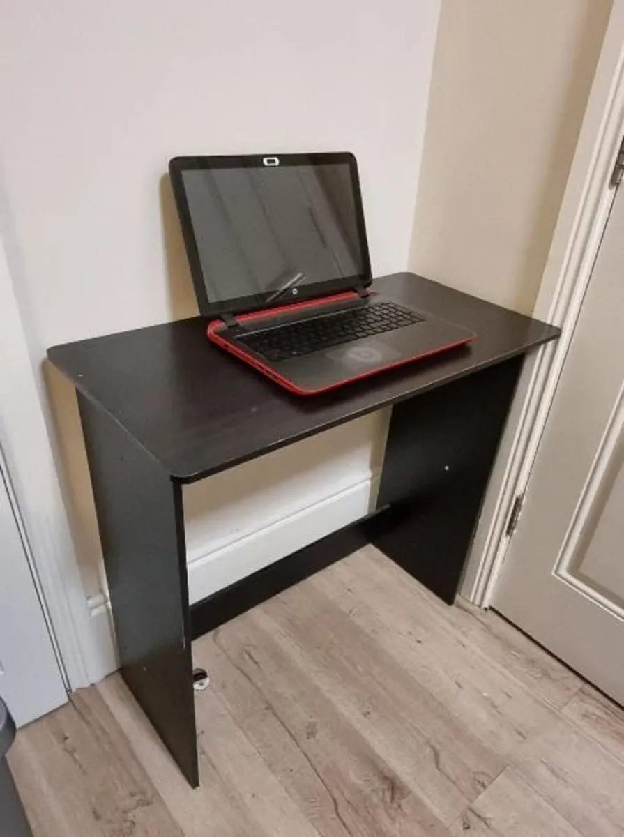 Small desk in very good condition - Image 1