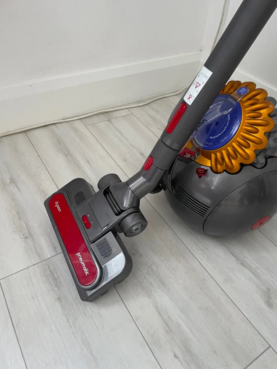 Dyson Vacuum Cleaner - Image 3