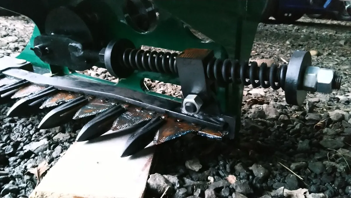 NEW MINI DIGGER HEDGE TRIMMER 1.5 METRE - Image 3