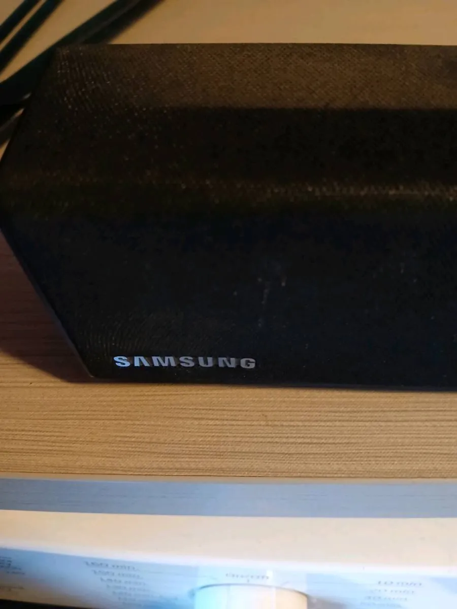 Tv & sound bar - Image 1