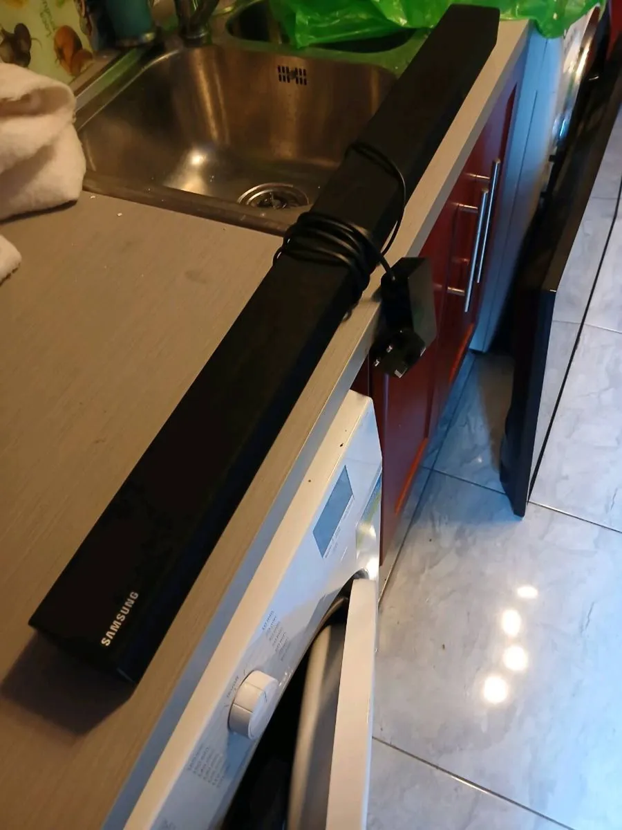 Tv & sound bar - Image 3