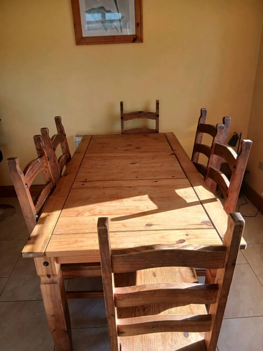 Table and chairs - Image 1