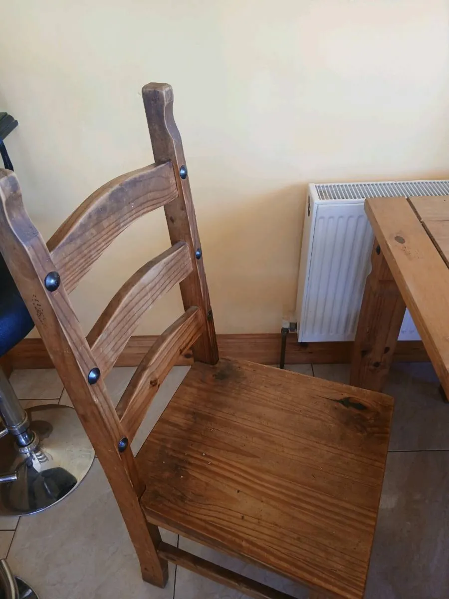 Table and chairs - Image 2