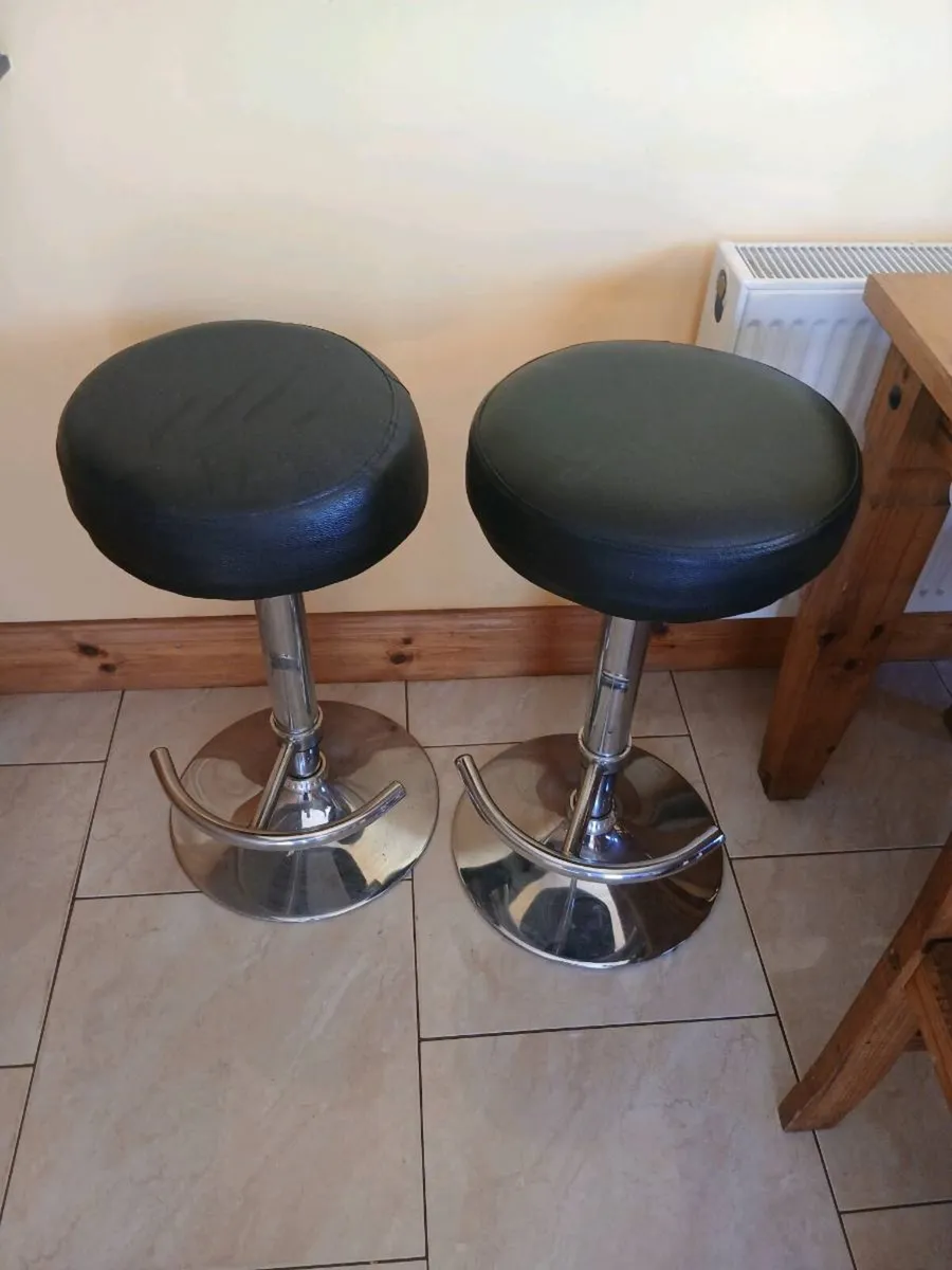 Table and chairs - Image 3