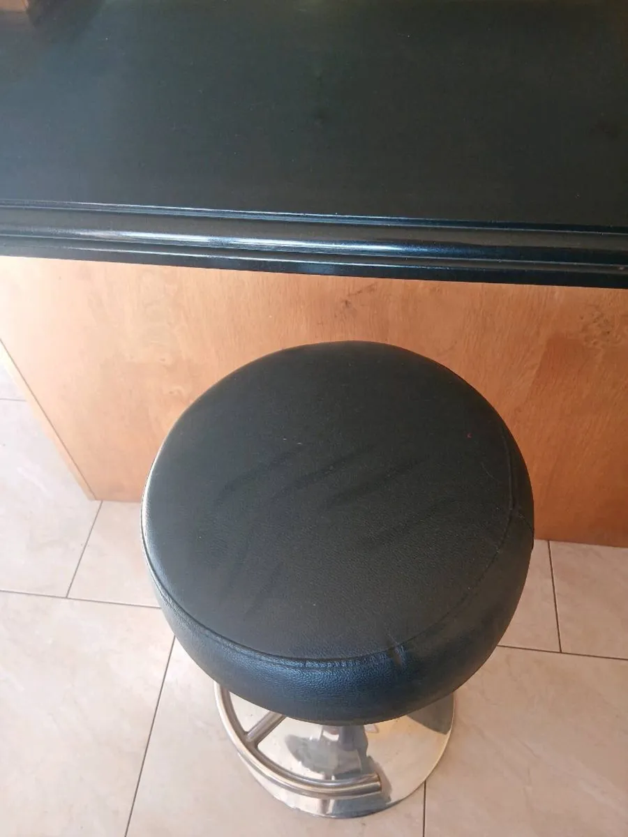 Table and chairs - Image 4