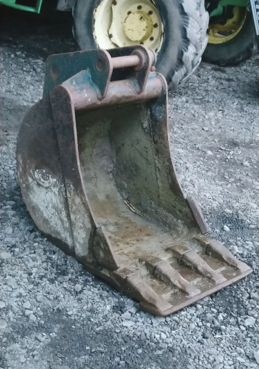 STRICKLAND PRO HITACHI DIGGER BUCKET 45mm pins - Image 1