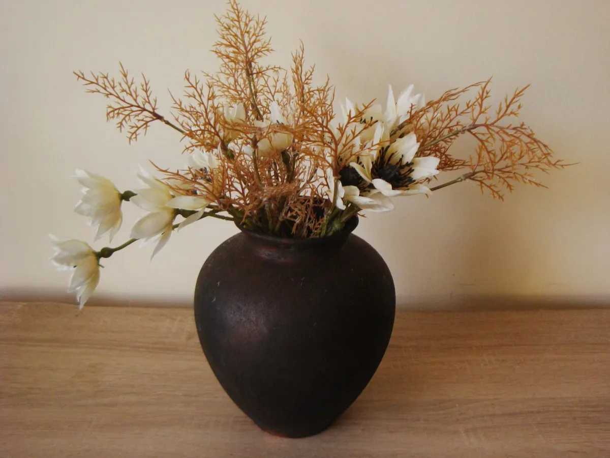 Vase with artificial flowers - Image 1