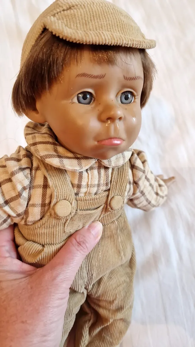 Porcelain crying boy doll - Image 2