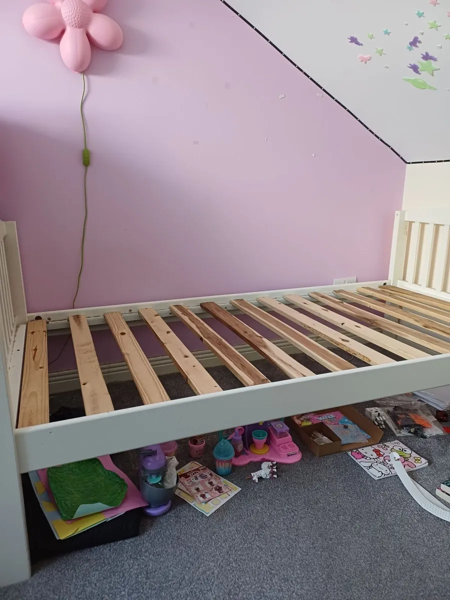 Single bed - Image 2